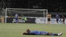 Seorang pemain Persib Bandung tergeletak saat striker PSM Makassar, Wiljan Pluim, menyarangkan gol  pada laga lanjutan Liga 1 di Stadion GBLA, Bandung, Rabu, (5/7/2017). (Bola.com/M Iqbal Ichsan)