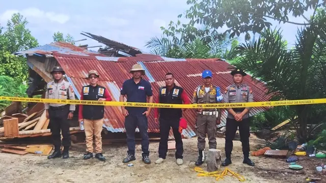 Petugas gabungan merobohkan pondok perambah hutan Taman Nasional Tesso Nilo di Kabupaten Pelalawan.