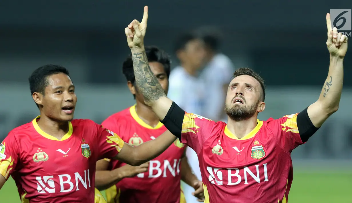 Gelandang Bhayangkara FC, Paulo Sergio Moreira (kanan) merayakan gol ke gawang Bali United pada lanjutan Liga 1 Indonesia di Stadion Patriot Candrabhaga, Bekasi, Jumat (29/9). Bhayangkara FC unggul 3-2. (Liputan6.com/Helmi Fithriansyah)