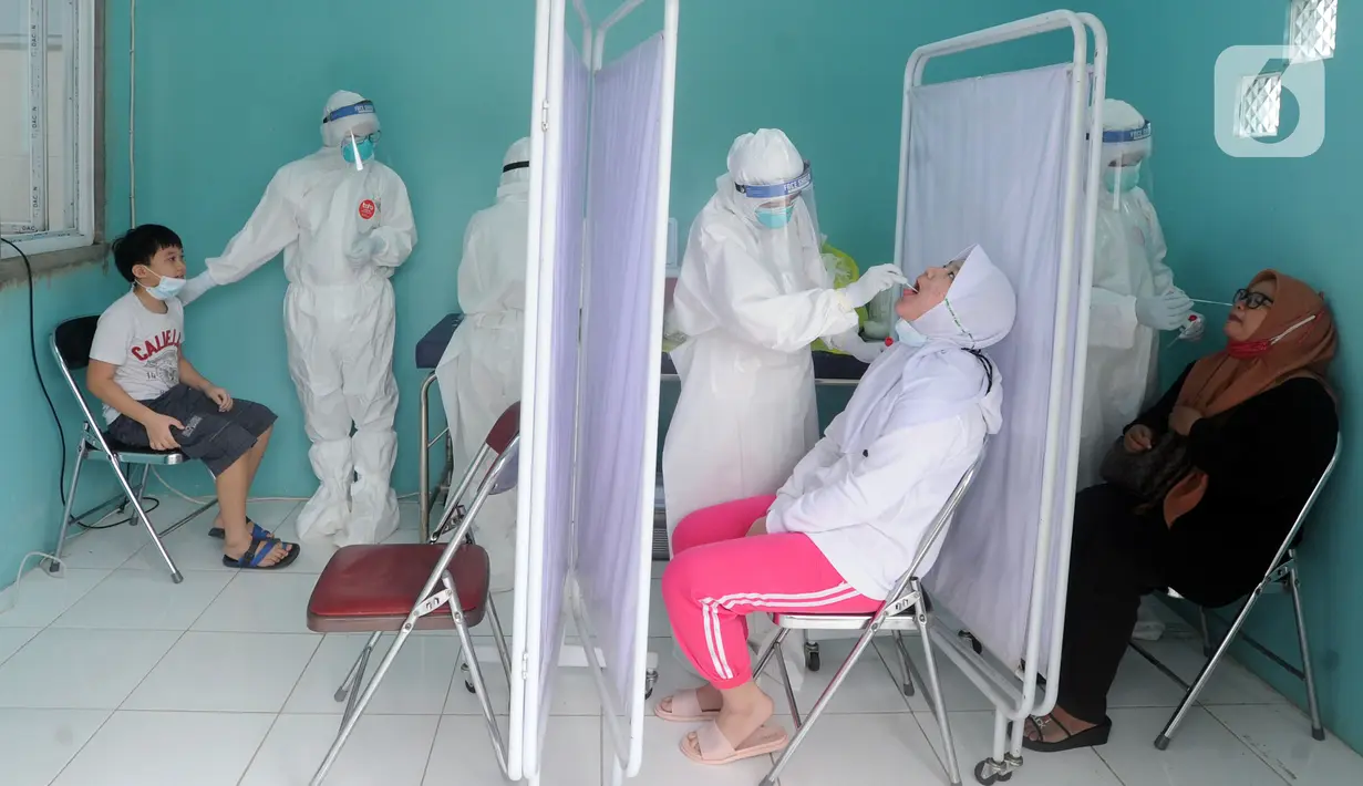 Paramedis melakukan swab test PCR kepada warga di Puskesmas Kramat Jati, Jakarta Timur, Rabu (13/1/2020). Setiap harinya, Puskesmas Kramat Jati menyediakan kuota 300 swab test PCR  secara gratis untuk memutus mata rantai penyebaran COVID-19. (merdeka.com/Arie Basuki)