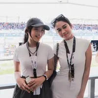 Biasanya kamu melihat Azizah mendukung sang suami di stadion bola. Kali ini, Azizah Salsha terlihat nonton MotoGP 2023. [@azizahsalsha_/@fuji_an]