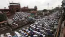 Hari ini, Selasa (29/7/14), pemeluk agama Islam di India merayakan Hari Raya Idul Fitri di Masjid Jama. (REUTERS/Adnan Abidi)