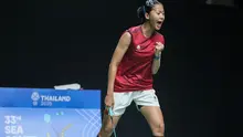 Tunggal putri Indonesia Putri Kusuma Wardani atau Putri KW mengalahkan wakil Myanmar Thet Htar Thuzar pada partai pertama perempat final cabang bulu tangkis nomor beregu SEA Games 2025 di Thamasat Rangsit Gymnasium 4, Minggu (7/12). (foto: PBSI)