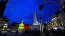 Proyeksi gambar bendera Belgia (hitam, kuning, dan merah) terlihat di Royal Palace di Dam Square, Amsterdam, Selasa (22/3). Hal itu sebagai bentuk penghormatan terhadap korban serangan bom Brussels. (Evert Elzinga/ANP/AFP)