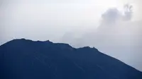 Kondisi Gunung Agung yang berada di kawasan Karangasem, Bali, Sabtu (2/12). Hingga hari ini, penampakan asap dari kawah Gunung Agung semakin berkurang dibanding beberapa hari lalu. (Liputan6.com/Immanuel Antonius)