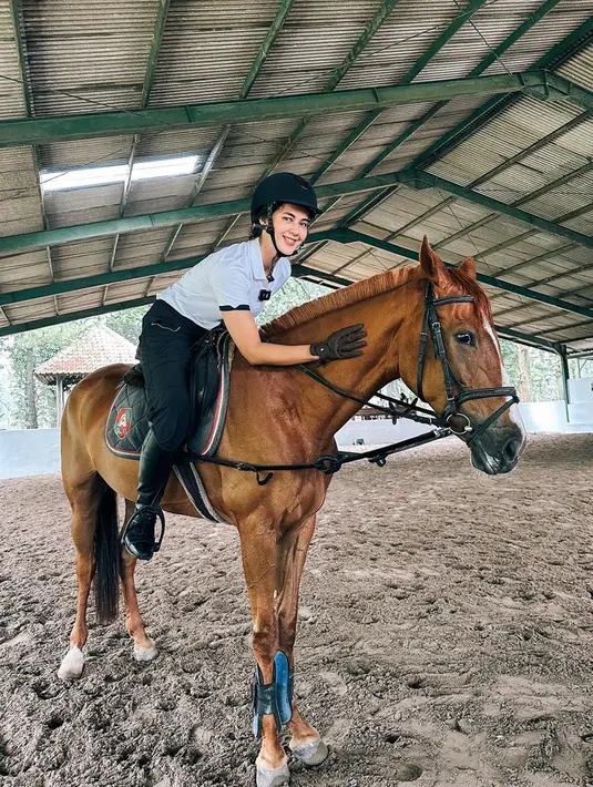 Tak hanya berlatih menembak saja, akan tetapi Paula Verhoeven juga menjajal berkuda. Berkuda menjadi olahraga baru yang ia geluti karena ajakan dari Zaskia dan Shireen Sungkar. (Liputan6.com/IG/@paula_verhoeven)