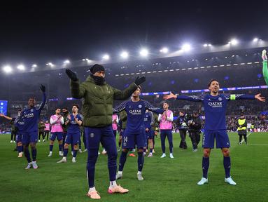 Para pemain Paris Saint-Germain melakukan selebrasi usai pertandingan leg kedua perempat final Liga Champions 2024/2025 melawan Aston Villa di Villa Park, Birmingham, Inggris, pada 15 April 2025 atau Rabu 16 April 2025 dini hari WIB. (FRANCK FIFE/AFP)