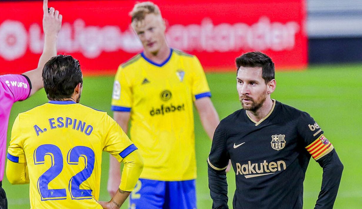 Striker Barcelona, Lionel Messi, tampak kecewa usai ditaklukkan Cadiz pada laga Liga Spanyol di Stadion Ramon Carranza, Minggu (6/12/2020). Barcelona takluk dengan skor 1-2. (AP/Alvaro Rivero)