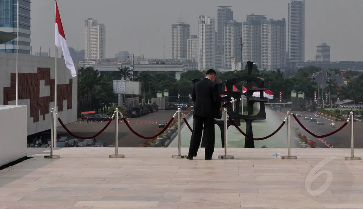 Adanya pidato kenegaraan Presiden SBY membuat pengamanan di Gedung MPR/DPR diperketat, Jakarta, Jumat (15/8/14). (Liputan6.com/Johan Tallo)