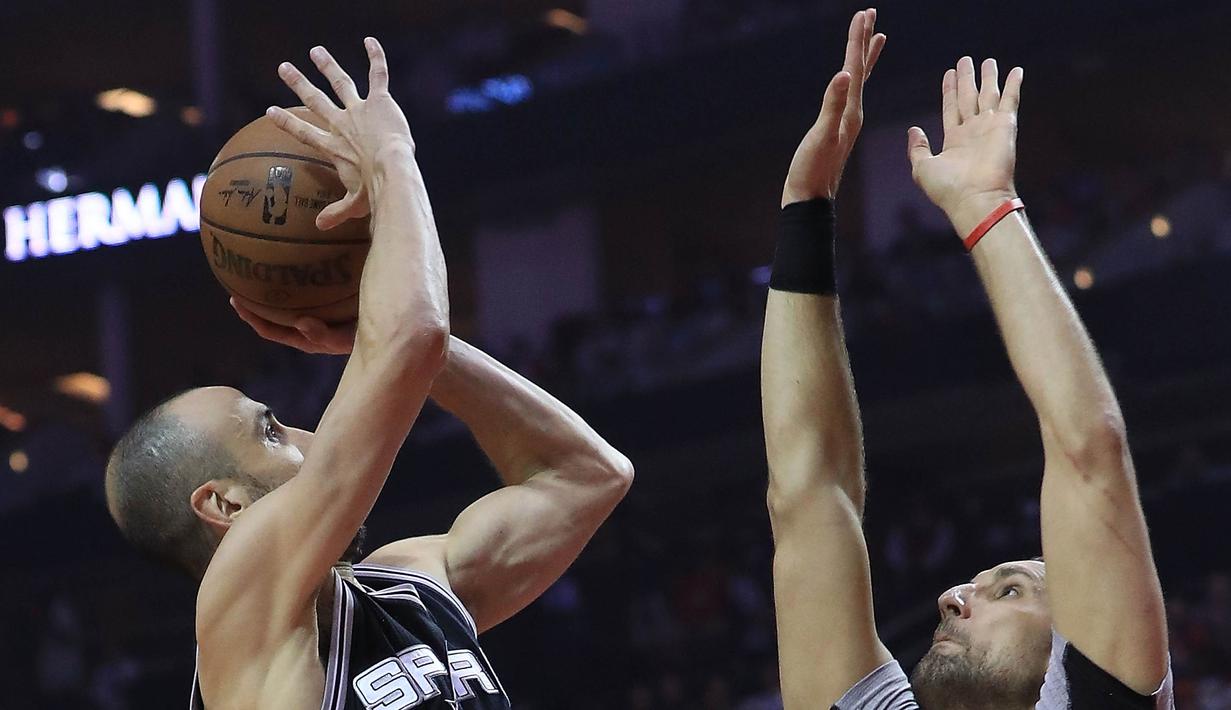 Pebasket San Antonio Spurs, Manu Ginobili, berusaha menghalau pebasket Houston Rockets, Ryan Anderson pada Gim 4 Semifinal Wilayah Barat di Stadion AT&T Center, Minggu (7/5/2017). Houston Rockets menang 125-104. (AFP/Ronald Martinez).