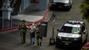 Aparat kepolisian mengamankan pelaku penembakan di Las Vegas Boulevard, Las Vegas, Sabtu (25/3). Polisi terlibat negosiasi sengit berjam-jam, sebelum akhirnya pelaku menyerahkan diri tanpa melibatkan kontak senjata. (L.E. Baskow/Las Vegas Sun via AP)