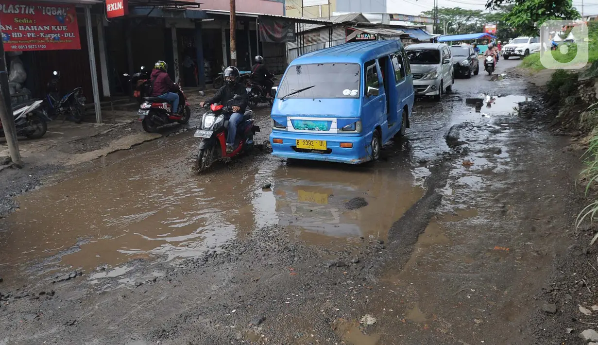 Kendaraan menghindari lubang yang cukup dalam akibat jalan yang rusak di Jalan Raya Bojonggede, Bogor Senin (11/5/2020). Beberapa titik jalan yang menghubungkan Citayam Depok - Bojonggede Bogor mengalami kerusakan yang cukup parah sejak tiga bulan terakhir. (merdeka.com/Arie Basuki)