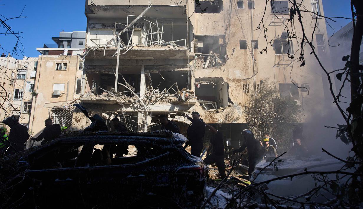 Serangan ini menandai eskalasi terbaru konflik di kawasan tersebut. Tampak dalam foto, pasukan keamanan Israel dan tim penyelamat memeriksa lokasi serangan rudal Iran di Tel Aviv, Israel, Selasa, 24 Maret 2026. (AP Photo/Oded Balilty)