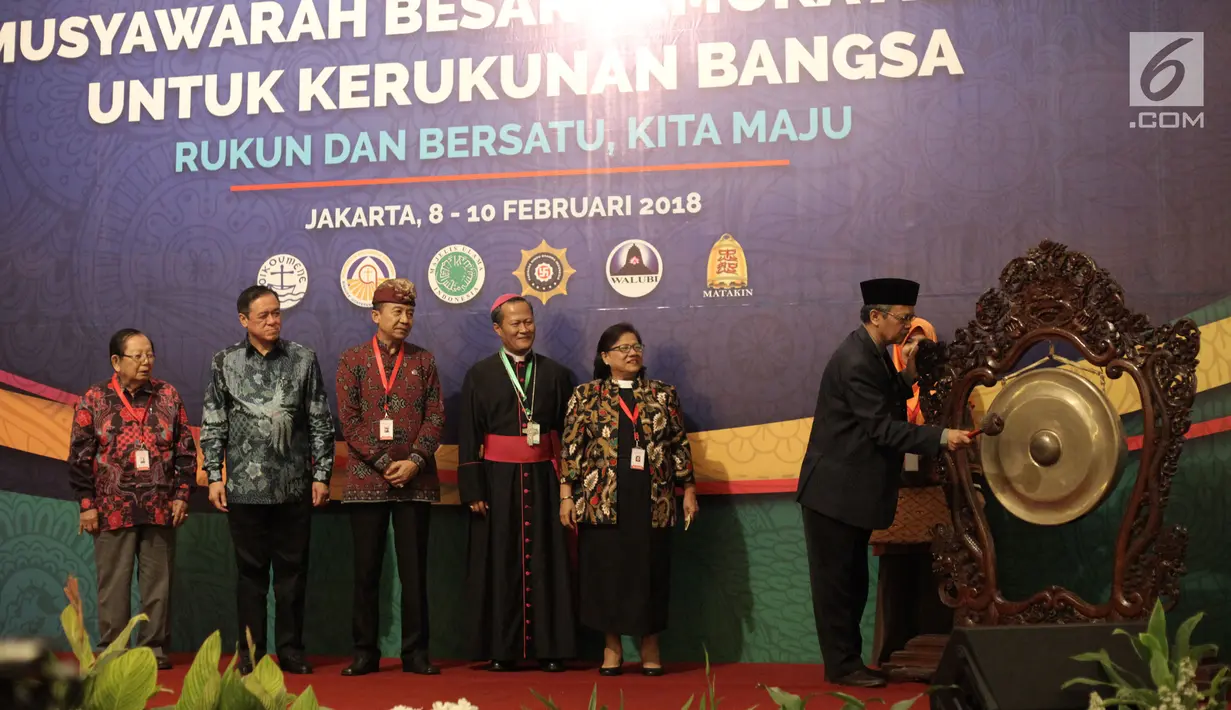 Pemukulan gong saat pembukaan Musyawarah Besar Pemuka Agama untuk Kerukunan Bangsa di Jakarta, Kamis (8/2). (Liputan6.com/Arya Manggala)
