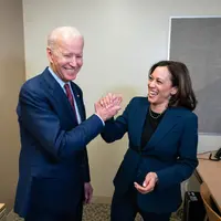 Sebagai seorang politikus, tampilan Kamala Harris kian beribawa dengan deretan koleksi aksesori mutiara yang selalu ia kenakan di segala kesempatan. (Foto: Instagram/ @Kamalaharris)
