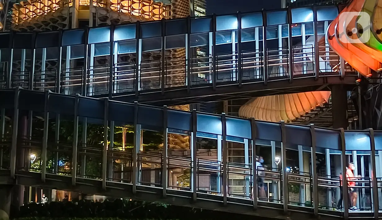 Pemandangan jembatan penyeberangan orang (JPO) GBK pada malam hari saat menggunakan kamera realme 9 Pro Plus dengan sensor Sony IMX76, Jakarta, Kamis (24/02/2022). Terknologi AI mampu menahan guncangan dan dapat diredam oleh perangkat OIS. (Liputan6.com/Fery Pradolo) 