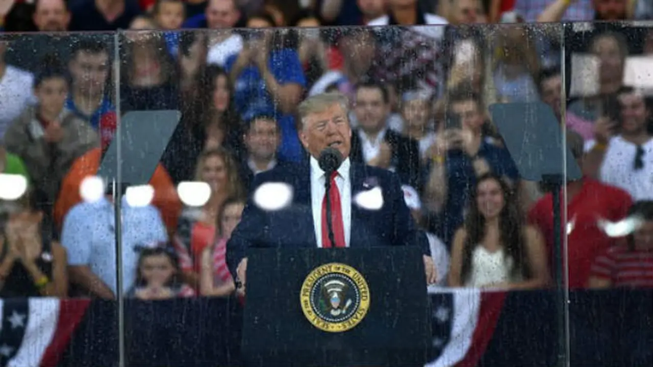 Presiden AS Donald Trump berpidato di balik kaca anti peluru di Lincoln Memorial, Kamis 4 Juli 2019 (AFP/Brendan Smialowski)