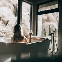 Ilustrasi kamar mandi. Sumber foto: unsplash.com/Roberto Nickson.