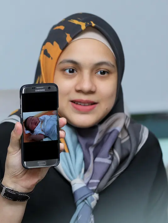 "Kalau dibilang kecewa sih sebenarnya, ya pada waktu itu sempat ngerasa, 'Wah enggak berhasil nih ngelahirin normal'. Tapi ujung-ujungnya kembali lagi, yang penting aku sudah berdoa yang terbaik," kata Nycta Gina. (Deki Prayoga/Bintang.com)