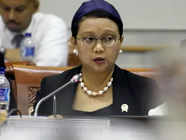 Menteri Luar Negeri (Menlu) Retno Lestari Marsudi melakukan Rapat Kerja (Raker) dengan Komisi I DPR RI, di Kompleks Parlemen Senayan, Jakarta, (9/2). Raker tersebut membahas Anggaran Kemenlu RI dalam ABPN 2016. (Liputan6.com/JohanTallo)