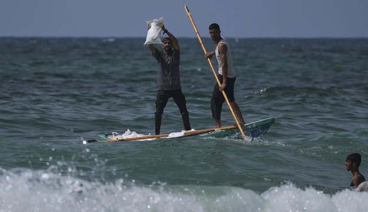 Meski sempat ditentang dengan alasan keamanan, pemberian bantuan yang dijatuhkan lewat udara akhirnya dilaksanakan sebagai upaya untuk menjangkau daerah-daerah yang sulit dijangkau dari darat. (AP Photo/Abdel Kareem Hana)