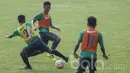 Bek Madura United, Rizky Dwi Febriyanto, berusaha merebut bola saat seleksi Timnas Indonesia U-22 di Lapangan SPH Karawaci, Banten, Kamis (23/2/2017). (Bola.com/Vitalis Yogi Trisna)