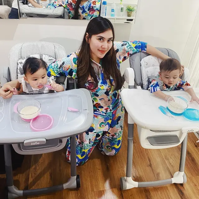 7 Momen Syahnaz Sadiqah Bikin dan Suapi MPASI Untuk Anak Kembarnya