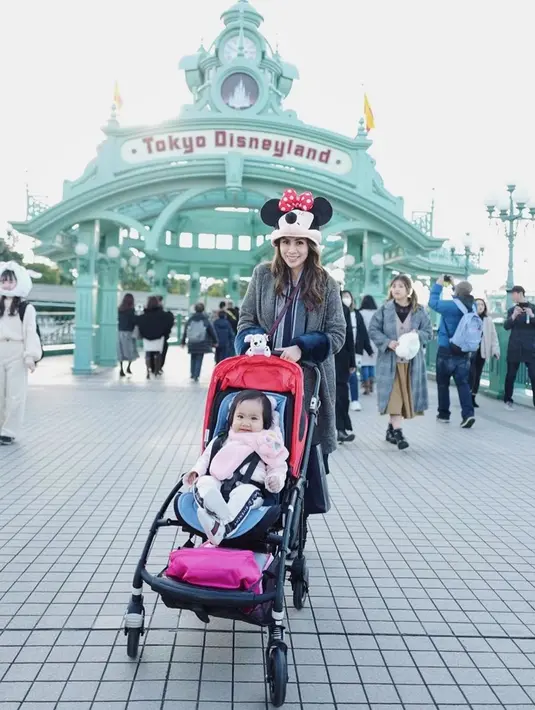Momen ketika Momo Geisha dan Sheena berkunjung ke Disneyland Tokyo. Sumber (liputan6.com/IG/therealmomogeisha)