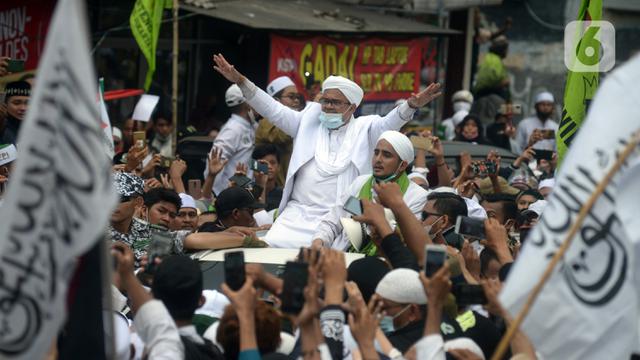 FOTO: Tiba di Petamburan, Rizieq Shihab Disambut Massa Pendukung