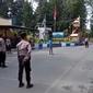 Cuplikan video pria bawa pisau masuk Polres Lumajang. (Dian Kurniawan/Liputan6.com)