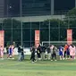 Legenda Manchester United (MU) Peter Schmeichel memeriahkan acara fun football dengan selebritas Tanah Air di Pancoran Soccer Field, Jakarta Selatan, Minggu (6/8/2023). Ia sempat berinteraksi dengan artis serta melepas eksekusi penalti di pengujung acara. (Liputan6.com/Melinda Indrasari)