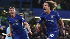 Bek Chelsea, David Luiz, merayakan gol yang dicetaknya ke gawang Manchester City pada laga Premier League di Stadion Stamford Bridge, London, Minggu (9/12). Chelsea menang 2-0 atas City. (AFP/Adrian Dennis)