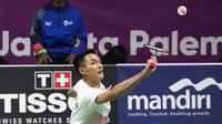 Pebulutangkis Indonesia, Jonatan Christie, saat melawan wakil China Taipei, Chou Tien Chen, pada final tunggal putra bulutangkis di Istora Senayan, Selasa (28/8/2018). (Bola.com/Peksi Cahyo)