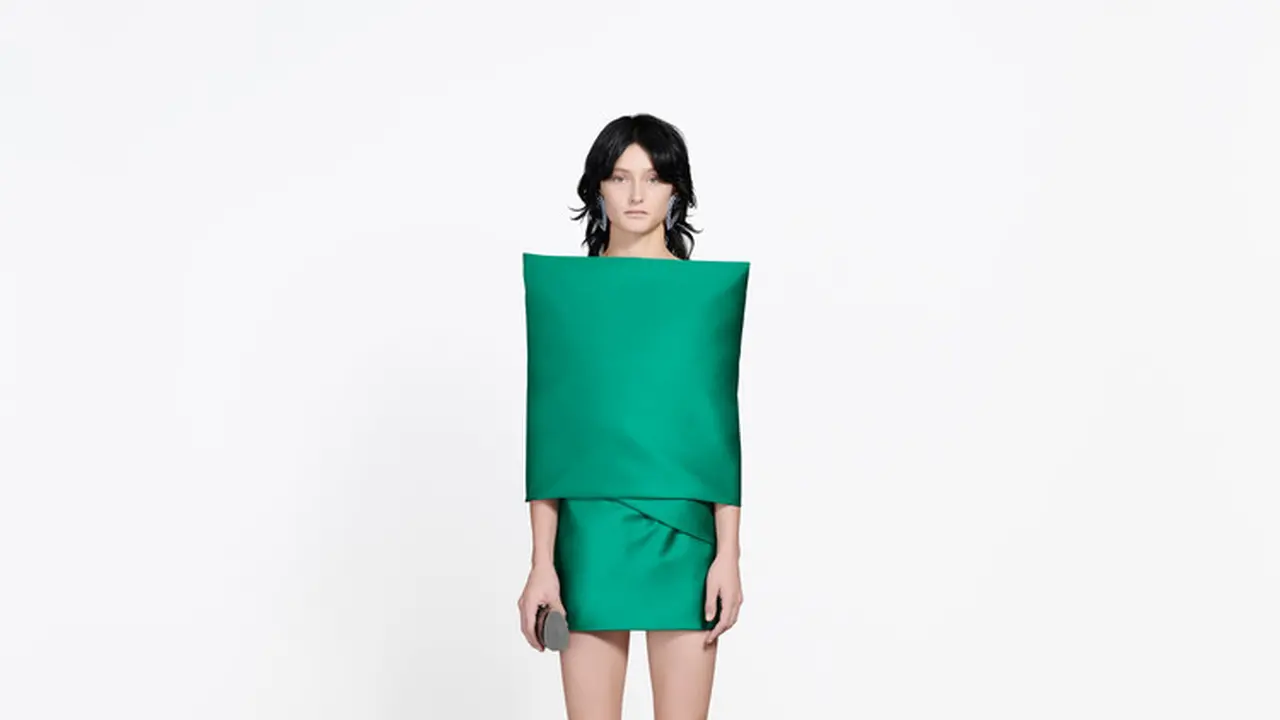 Balenciaga Rancang Gaun yang Mirip dengan Bantal Sofa