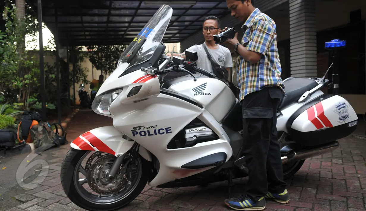 Wartawan mengambil gambar motor gede milik Rocky Herdarmel saat gelar barang bukti di Mapolda Metro Jaya, Jakarta, Selasa (2/6/2015). Rocky diringkus polisi saat menerobos busway di Jalan Panjang, Kebonjeruk, Jakarta Barat. (Liputan6.com/Johan Tallo)