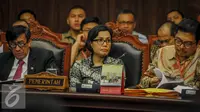 Menkeu Sri Mulyani (tengah) hadir di ruang sidang MK, Jakarta, Selasa (20/09). Menurut Sri Mulyani dengan tax amnesty, pemerintah dapat memiliki dana dalam jangka pendek untuk membangun proyek infrastruktur. (Liputan6.com/Faizal Fanani)