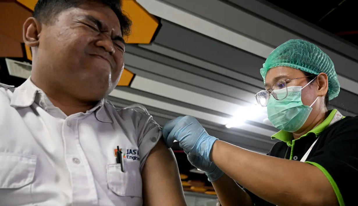 Pemberian vaksin kembali dilakukan setelah terjadi peningkatan kasus COVID-19 dalam beberapa pekan terakhir. (SONNY TUMBELAKA/AFP)