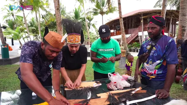 Raffi Ahmad Belajar Tarian dan Alat Musik Tradisional Khas Papua. (YouTube Rans Entertainment)