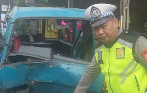 Detik-detik Angkot di Depok Adu Banteng hingga Ringsek, Satu Tewas