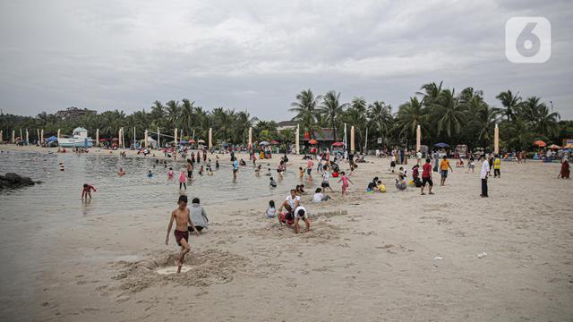 Pantai Ancol Tetap Ramai Meski Cuaca Kurang Bersahabat