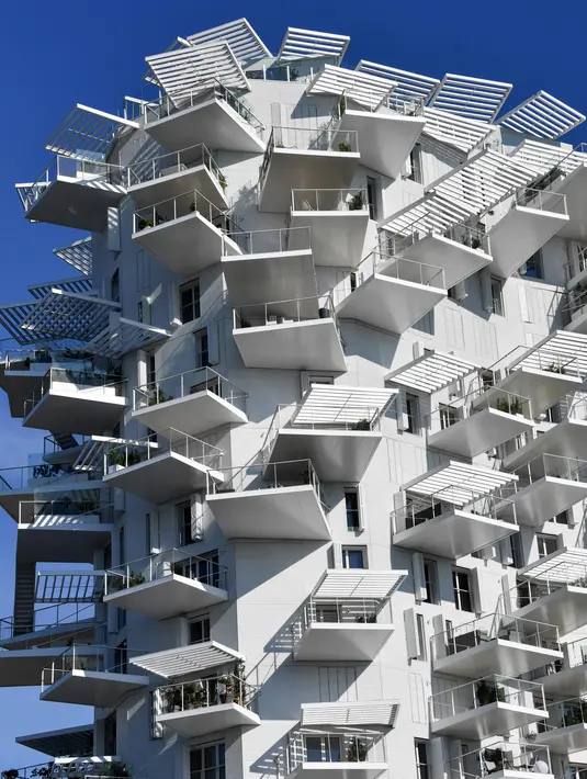 Foto pada 3 Juni 2019, sebuah bangunan "L'arbre blanc" (White Tree) yang dirancang oleh arsitek Jepang Sou Fujimoto bersama Prancis Nicolas Laisne dan Manal Rachdi di Montpellier, Prancis selatan. Bangunan unik tersebut memiliki 17 area terbuka yang ditumbuhi dengan tanaman hidup. (Pascal GUYOT/AFP)