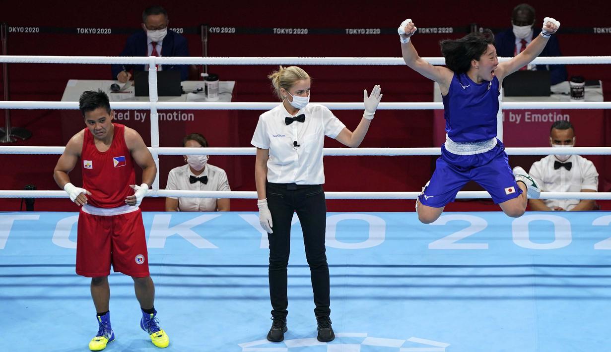 Selebrasi petinju asal Jepang Sena Irie (kanan) usai meraih kemenangan atas petinju Filipina Nesthy Petecio dalam pertandingan final tinju kelas bulu 60 kg putri pada Olimpiade Tokyo 2020, Selasa (3/8/2021). (Foto: AP/Frank Franklin II)