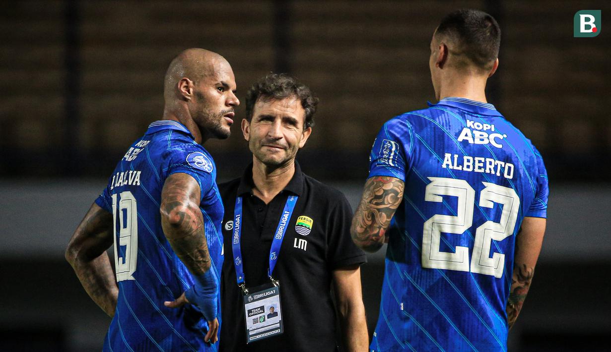 Pelatih kepala Persib Bandung, Luis Milla (tengah) bercengkrama dengan pemainnya, David Da Silva (kiri) dan Alberto Rodriguez Martin setelah laga pekan ketiga BRI Liga 1 2023/2024 antara Persib Bandung melawan Dewa United di Stadion GBLA, Bandung, Jumat (14/07/2023). (Bola.com/Bagaskara Lazuardi)
