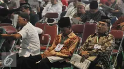 Suasana Sidang Pleno III Muktamar NU 33 yang digelar di Alun-alun Jombang, Jawa Timur, Rabu (5/8/2015). Sejumlah peserta terlihat tertidur saat mengikuti Sidang pleno III Muktamar NU 33. (Liputan6.com/Johan Tallo)