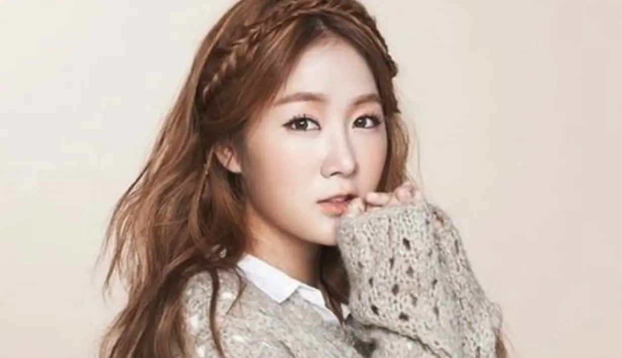 Hal tersebut terungkap saat Soyou menjadi bintang tamu di acara tvN Talk Mon. Saat itu, mereka sedang membahas tentang pemotretannya bersasma Elle Magazine. (Foto: allkpop.com)