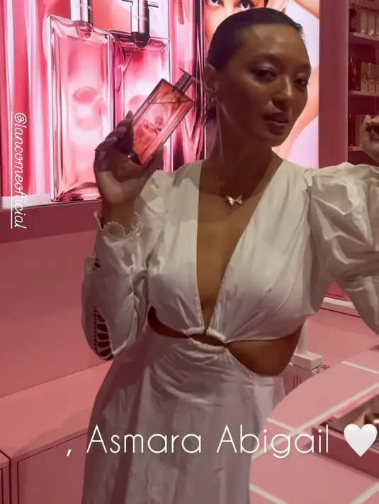 Asmara Abigail juga hadir mengenakan dress putih model cut out di bagian perut dan kerah v neck. Dress lengan panjang tersebut dipadukan kalung mutiara. [Adinda/Fimela]