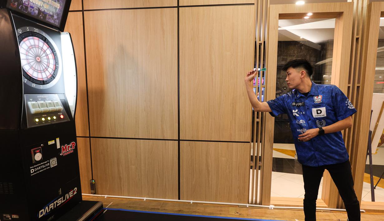 Darts Station merupakan sebuah arena darts modern yang memadukan kompetisi, teknologi, dan gaya hidup dalam satu tempat stylish di tengah pusat kota. Tampak dalam foto, Dartslive Official Player, Phuay Wei, saat peluncuran Darts Station di lantai F7 FX Sudirman, Senayan, Jakarta pada Sabtu (15/11/2025). (Bola.com/Abdul Aziz)