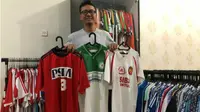 Dosen UGM jadi kolektor kaus tim sepak bola sejak 20 tahun silam. (KRJogja.com/FX Harminanto)