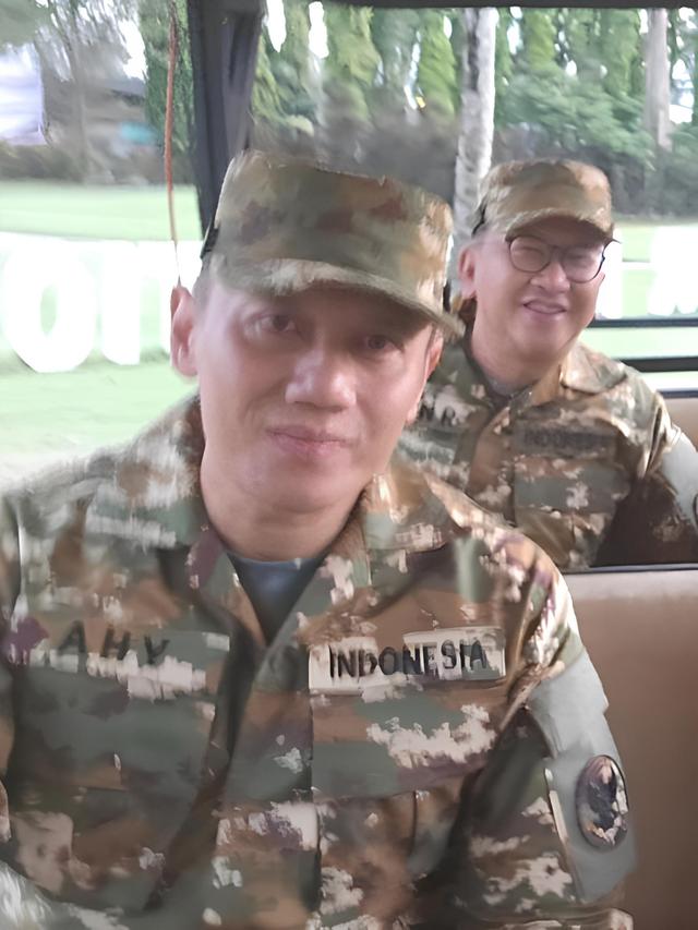 Menteri Pakai Baju Loreng