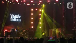 Malam itu, Yngwie Malmsteen membawakan beberapa lagu seperti: Rising Force, Soldier, Seventh Son, Trilogy. (Liputan6.com/Herman Zakharia)